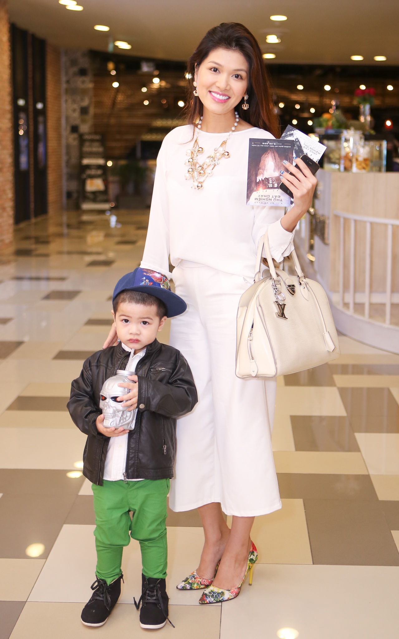 Người mẫu Oanh Yến mặc sành điệu đi xem phim cùng con trai. Sau thời gian vất vả làm mẹ đơn thân, hiện cô đã tìm được bờ vai vững chắc bên bạn trai doanh nhân thành đạt.