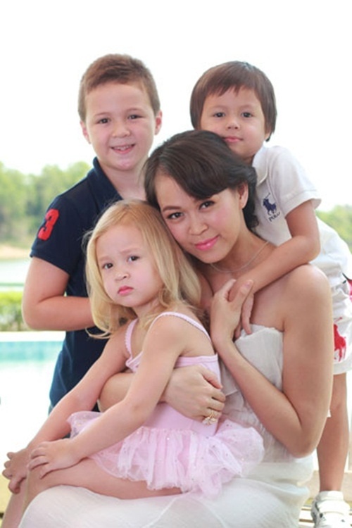 Ngọc Nga Cùng thời với “thế hệ vàng” như Xuân Lan, Dương Yến Ngọc, Ngọc Thúy... Ngọc Nga được khán giả yêu mến bởi đẹp cá tính nhưng cũng rất đằm thắm dịu dàng. Trong lĩnh vực điện ảnh, cô góp mặt với vai trò khách mời trong nhiều bộ phim đình đám như Những cô gái chân dài, Tuyết nhiệt đới, Chuyện tình công ty quảng cáo... Khi đang ở đỉnh cao sự nghiệp, cô kết hôn với một doanh nhân người Úc và bắng bỏng khỏi showbiz. Hiện tại, Ngọc Nga đã có ba con, cô cùng chồng mở công ty kinh doanh đồ gỗ xuất khẩu.