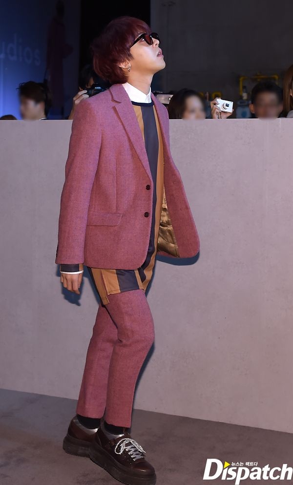 Cũng tại sự kiện, không ít người nhận ra đôi giày của G-Dragon có phần đế khá dày tới vài cm. Điều này để lộ chiều cao khiêm tốn của giọng ca If You. 