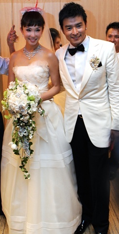 Ngày 29/9/2009, họ tổ chức đám cưới. Hôn lễ được truyền hình trực tiếp trên đài CH8. Đây là sự kiện lớn nhất năm của showbiz Singapore.