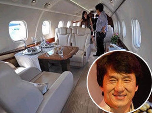 Nội thất bên trong máy bay của Thành Long.