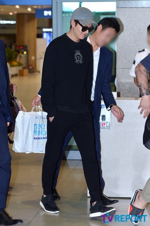 Hôm 22/9, báo chí Hàn đưa tin cặp đôi trẻ Lee Min Ho – Suzy chia tay sau 6 tháng công khai hẹn hò. Thông tin khiến nhiều fan của hai ngôi sao không khỏi bất ngờ. Cùng ngày, Lee Min Ho trở về Hàn Quốc từ Italy. Sự xuất hiện của mỹ nam được báo giới săn đón.