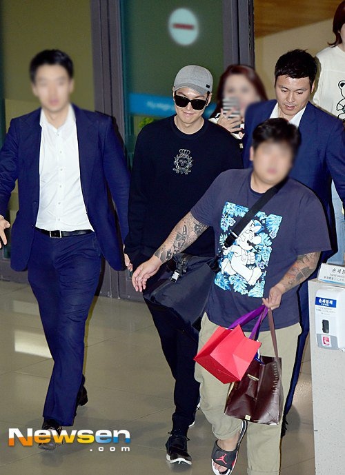 Lee Min Ho mang tâm trạng khá thoải mái. Nam diễn viên 28 tuổi diện trang phục tối màu đơn giản. Sau khi tin chia tay được lan truyền rộng rãi, phía công ty đại diện của cặp đôi đã lên tiếng, bác tin đồn thất thiệt và khẳng định mối quan hệ tình cảm vẫn tốt đẹp. 