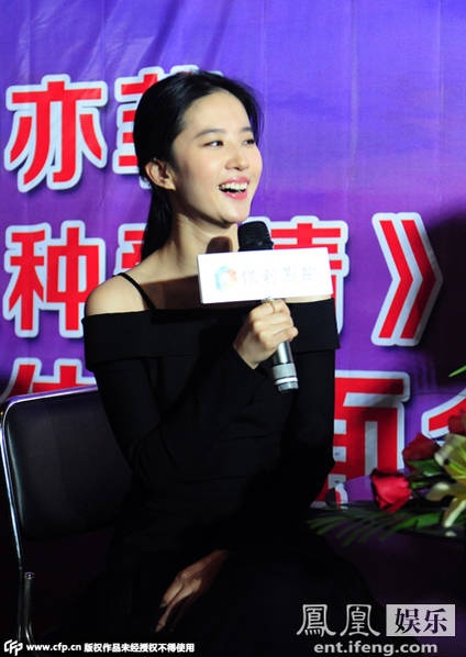 Phải 10 phút sau người đẹp mới lấy lại tâm trạng thoải mái. Cô chia sẻ về dự án phim và không bình luận chuyện đời tư liên quan đến Song Seung Hun.