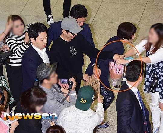 Cặp đôi bị bắt gặp hẹn hò vào tháng 3 năm nay ở London, sau đó nhanh chóng thừa nhận. Trong khi Lee Min Ho kín tiếng thì bạn gái anh – Suzy khá cởi mở khi chia sẻ với người hâm mộ về mối quan hệ.