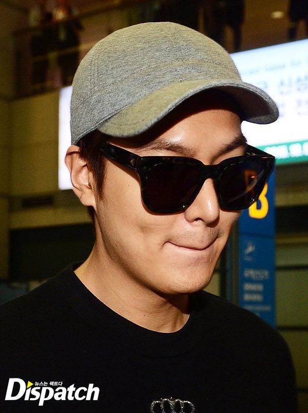 Lee Min Ho trong vòng vây của người hâm mộ và báo chí. Anh được 2 vệ sĩ và nhân viên tháp tùng ra khỏi sân bay. Mặc dù giữ khoảng cách, mỹ nam Người thừa kế vẫn giữ gương mặt thân thiện với fan. 