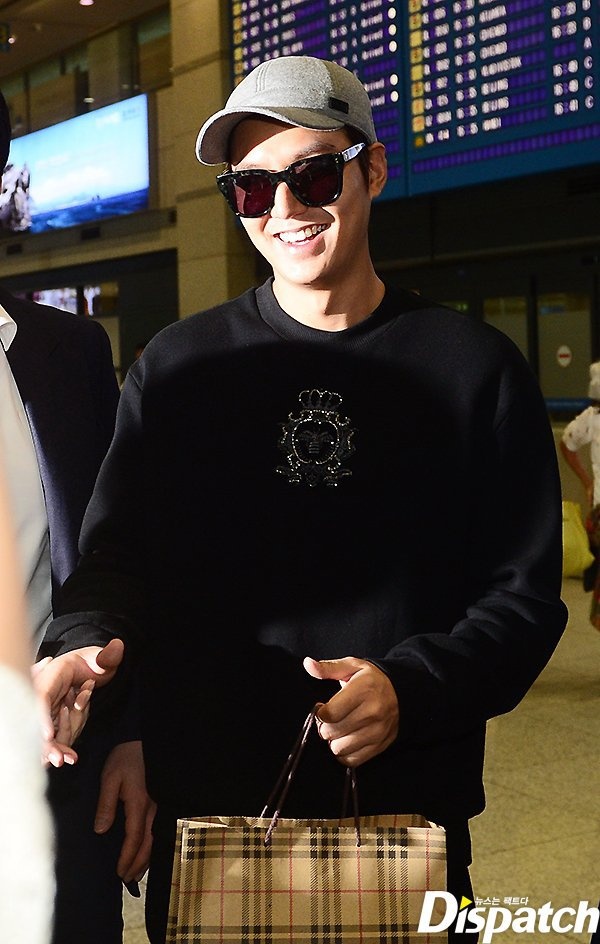 Bạn trai Suzy được khen ngợi là ngôi sao dễ gần, luôn xuất hiện với phong cách gần gũi. Lee Min Ho cũng chịu khó nhận quà từ người hâm mộ. 