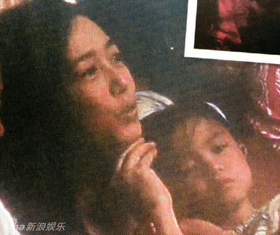 Chu Lệ Thiên chăm chú nhìn theo chồng.