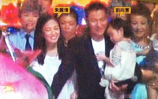 Lưu Đức Hoa hạnh phúc bên vợ và con gái trong dịp sinh nhật tròn 54 tuổi.