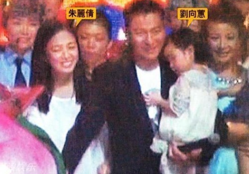 Luu Duc Hoa lo anh hiem hoi ben vo con hinh anh