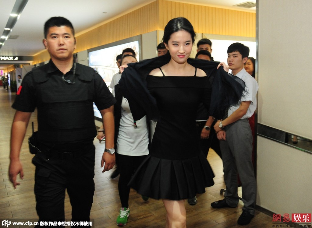 Nữ diễn viên vui vẻ khi được phóng viên săn đón ngay từ bên ngoài.