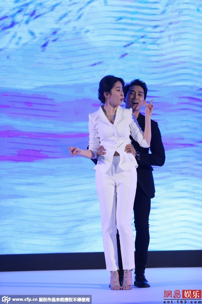 Song Seung Hun thẳng thắn cho biết, Lưu Diệc Phi khá nặng.