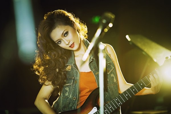 Dinh Huong truot tu vong loai Vietnam Idol hinh anh