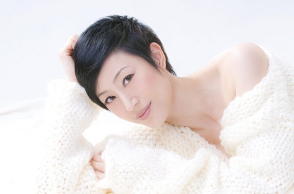 Với nhan sắc “vạn người mê”, Trần Pháp Dung từng là đối tượng theo đuổi của nhiều người đàn ông độc thân lắm tiền nhưng trái tim cô lại trao cho Chu Minh - một doanh nhân đã có một đời vợ. Năm 2008, báo chí đưa tin mỹ nhân sinh năm 1967 chuẩn bị kết hôn. Thế rồi chưa đầy một năm sau, Trần Pháp Dung tuyên bố đã chia tay vì “người tình” đã chán chê cô. Sự việc này khiến Trần Pháp Dung mất hết niềm tin vào đàn ông. Suốt từ đó đến nay, dù được những cô bạn thân như Thái Thiếu Phân, Hồng Hân làm mai làm mối, song cô đều không chọn được ai khi vết thương lòng vẫn chưa lành.