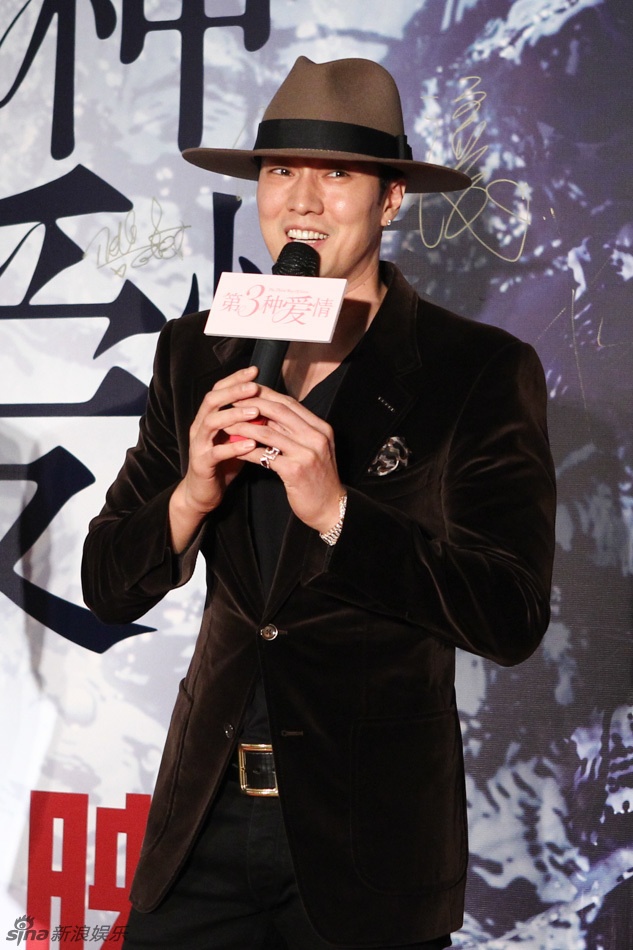 So Ji Sub và Song Seung Hun gắn bó nhiều năm nay. Họ là đôi bạn thân hiếm có của showbiz. Cũng vì thế từng có tin đồn cả hai là đôi đồng tính.