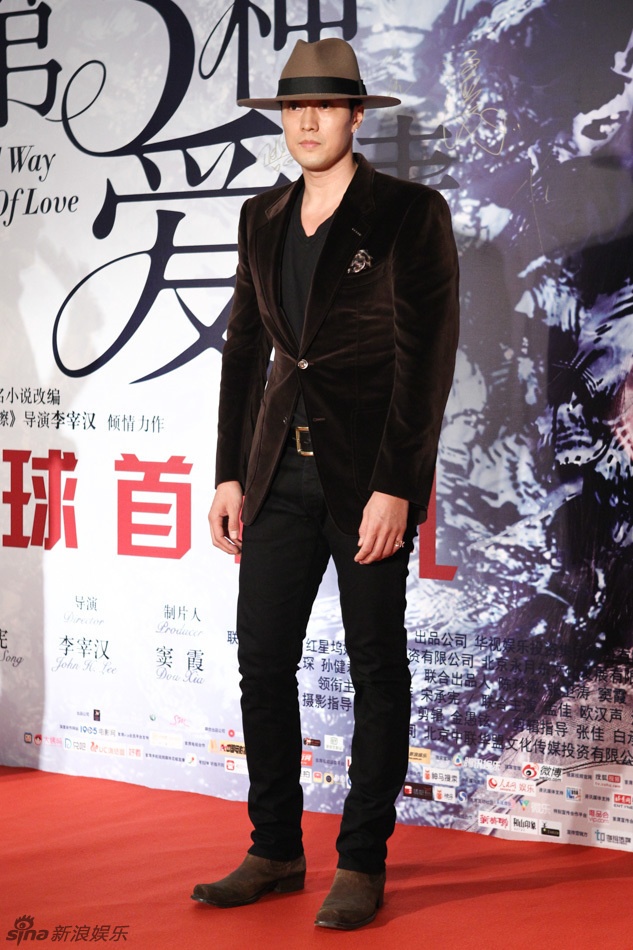 Đáng nói, trong dàn khách mời nổi tiếng có cả tài tử So Ji Sub. Anh vội vàng đáp chuyến từ Hàn Quốc đến Bắc Kinh chỉ để ủng hộ Song Seung Hun và người yêu họ Lưu.