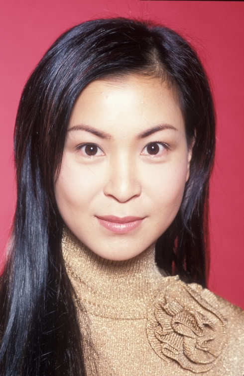 Tô Ngọc Hoa vai Kim Chi Khán giả yêu mến Hồ sơ trinh sát, chắc sẽ khó quên cô nàng Kim Chi mê cờ bạc, ham tiền, chân chất và có mối tình đáng yêu cùng chàng cảnh sát Trung Nghĩa. Sau đó, nữ diễn viên sinh năm 1968 tiếp tục góp mặt trong hàng loạt phim ăn khách khác của TVB như Trái bí lớn, Ba chị em, Hương sắc cuộc đời... Năm 2009, cô sang New York học khóa chuyên về nghệ thuật, do Quỹ học bổng Lee Hysan Hall của Hiệp hội văn hóa châu Á tài trợ. Gần đây, Tô Ngọc Hoa đã quay lại TVB, tham gia Tái đắc hữu tình nhân hay bom tấn Kiêu hùng cùng Lê Diệu Tường, Thang Trấn Nghiệp, Hồ Hạnh Nhi