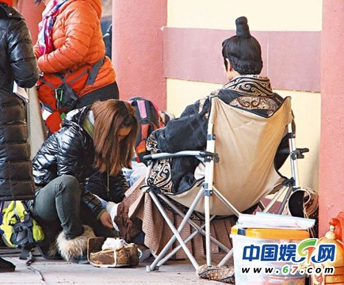 Trịnh Gia Dĩnh từng bị chỉ trích vì hành động ngồi ghế để mặc nhân viên hầu hạ.