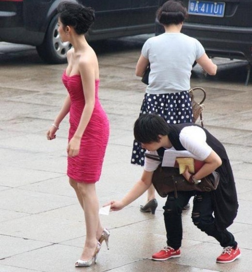 Lưu Diệc Phi từng nhiều lần bị bắt gặp coi thường nhân viên.