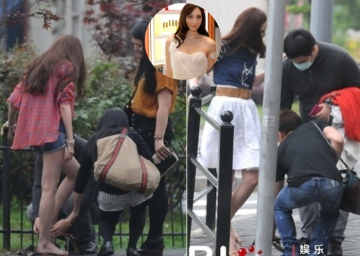 Chân dài Đài Loan Ngô Bội Từ từng bị chỉ trích vì hành động thản nhiên mặc trợ lý quỳ xuống hầu hạ.