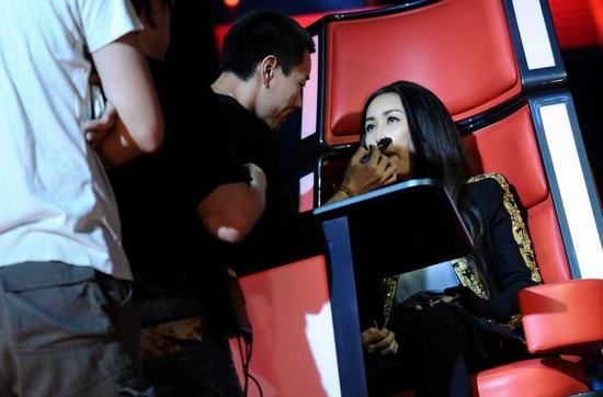 Sau đó là hành động yêu cầu nhân viên trợ lý ra tận sân khấu để trang điểm thay vì cô đi vào trong hậu trường.