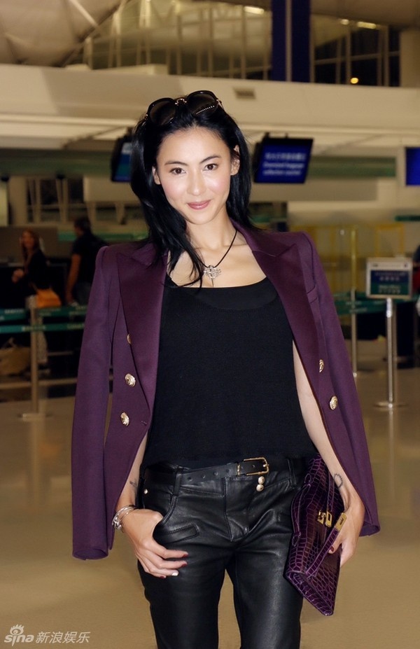 Trương Bá Chi rạng rỡ ở sân bay.