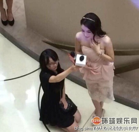 Tần Lam cũng từng bị chỉ trích vì hành động chảnh. Khi tham dự một sự kiện và phỏng vấn, cô để mặc trợ lý quỳ dưới đất, giơ cao micro.