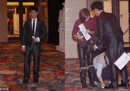 Ngô Kỳ Long đã để lại ấn tượng xấu với giới truyền thông và người hâm mộ khi đứng thản nhiên nói chuyện còn để cô trợ lý cúi gập người lau giày cho anh.