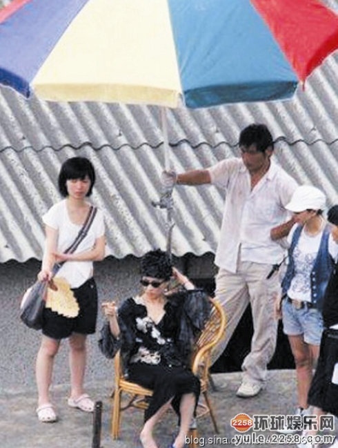 Hình ảnh này chụp lại khi Lưu Gia Linh đi quay phim. Nhưng nhiều người còn tưởng đây là hình ảnh trong phim truyền hình.