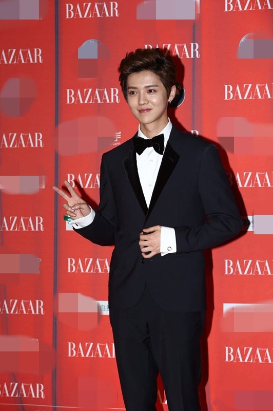 Luhan làm dáng trước ống kính.