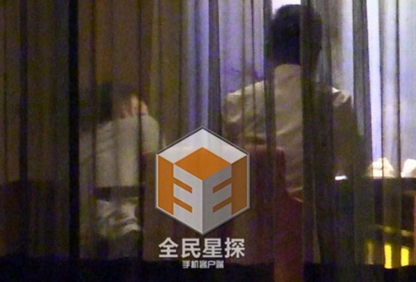 Tạ Đình Phong hôn Vương Phi trong dịp mừng sinh nhật anh tròn 35 tuổi.