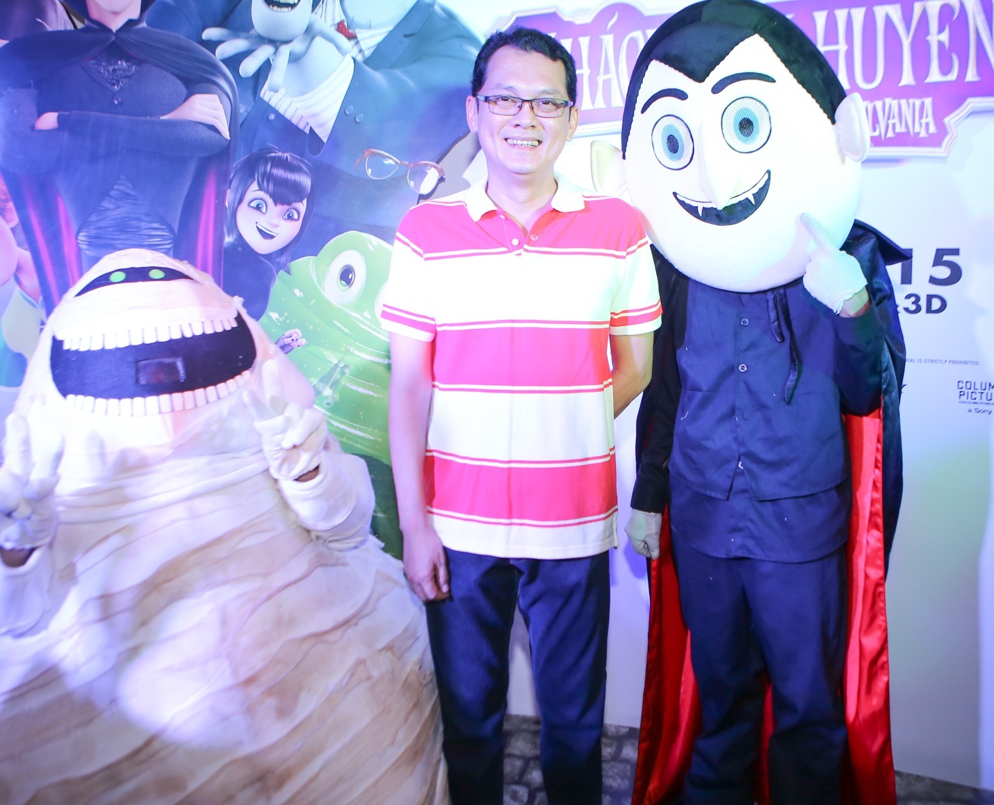 Nghệ sĩ Hữu Châu ăn vận giản dị đến dự ra mắt phim. Ông đảm nhận lồng tiếng cho nhân vật ma cà rồng 