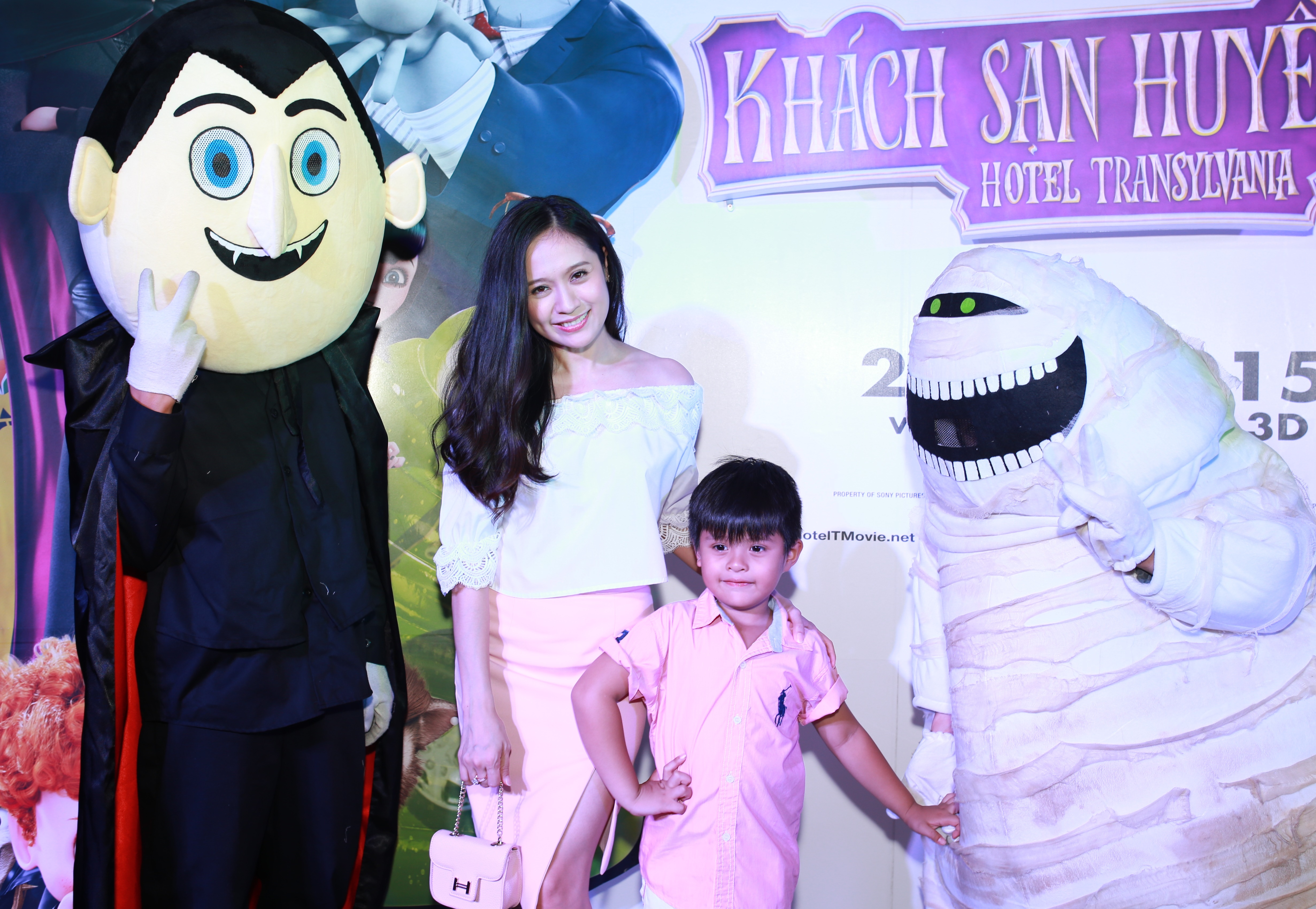 Mẹ con diễn viên Thanh Thúy đến dự buổi ra mắt phim mà không có ba Đức Thịnh đi cùng như mọi khi.