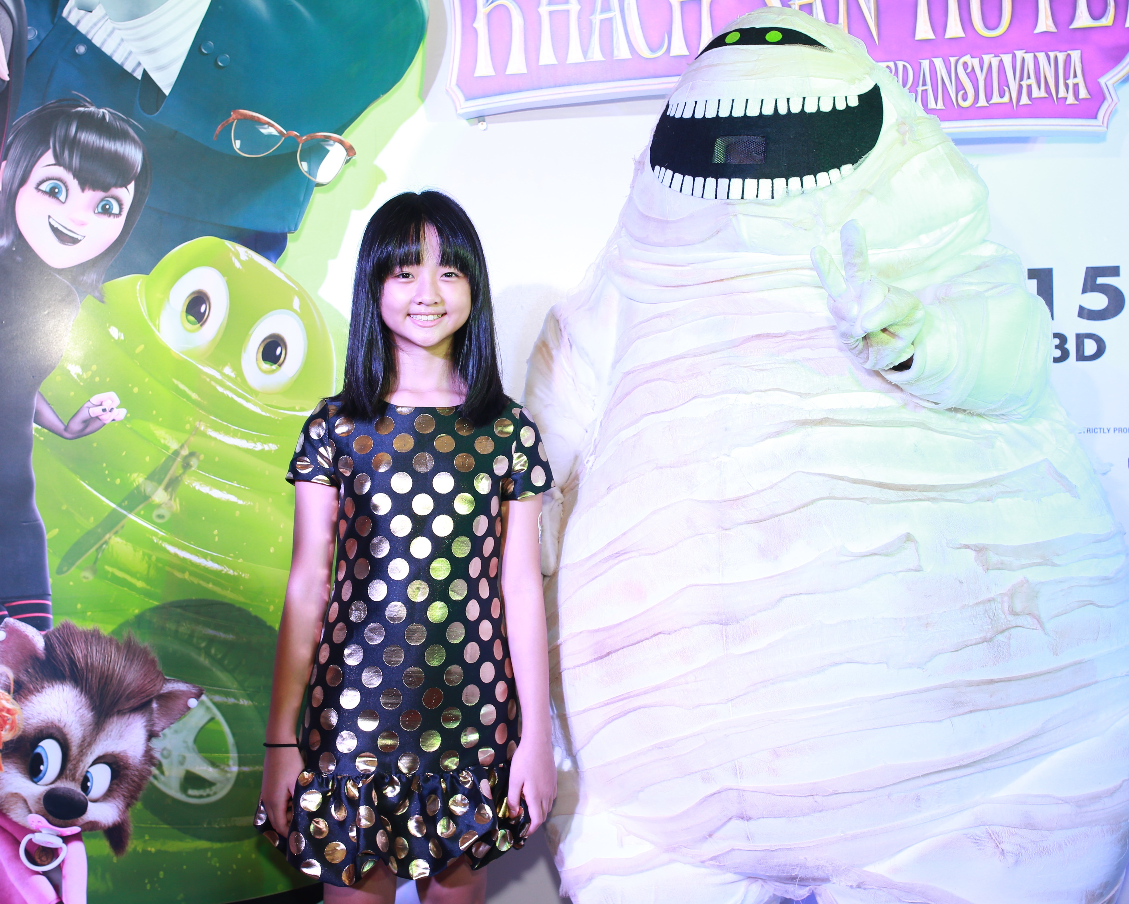 Diễn viên nhí Thanh Mỹ chụp ảnh cùng các nhân vật trong phim hoạt hình