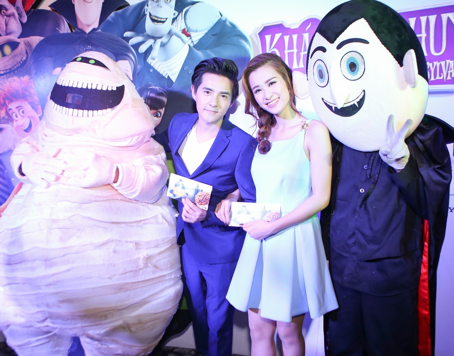 Đông Nhi sánh đôi Ông Cao Thắng đến sự kiện. Cả hai lồng tiếng cho đôi vợ chồng Mavis và Johnny trong phim Khách sạn huyền bí 2. Chia sẻ cảm xúc về vai trò mới, Ông Cao Thắng cho biết: “Việc được mời lồng tiếng khiến Thắng và Nhi vô cùng hào hứng, vì hình ảnh của đôi vợ chồng rất gấn gần gũi với cả hai. Một cặp luôn đồng hành cùng nhau, dù có khó khăn thì vẫn lạc quan và vượt qua hết tất cả” - nam ca sĩ nói.