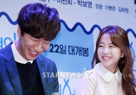 Trong tác phẩm điện ảnh mới Collective Invention, Park Bo Young là bạn gái của anh chàng “hươu cao cổ” Lee Kwang Soo – người bị biến thành nửa cá vì ảnh hưởng từ một thí nghiệm thuốc. Lee Chun Hee đóng vai nhà báo điều tra chân tướng sự thật.