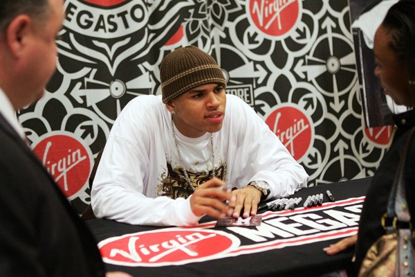 Chris Brown bi cam den Australia vi tung hanh ha ban gai hinh anh