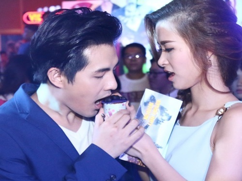 Dong Nhi dut cho Ong Cao Thang an giua hop bao hinh anh