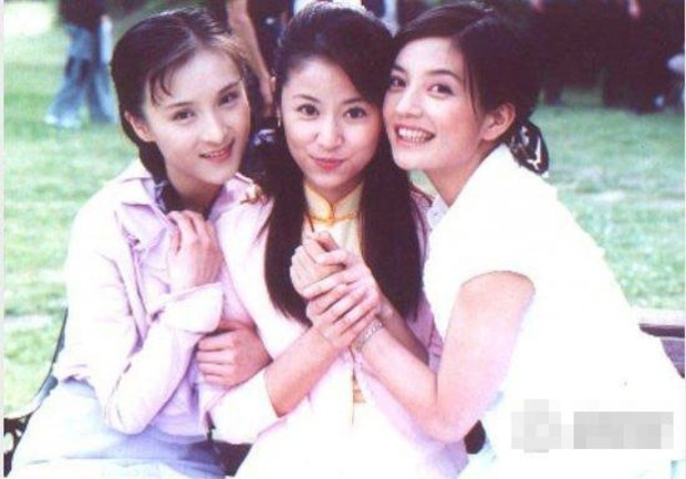 Sinh năm 1977, Lạc Gia Đồng từng là diễn viên được yêu thích của Trung Quốc, thường xuyên góp mặt trong những bộ phim truyền hình ăn khách. Cô gây ấn tượng với vai diễn Lục Mộng Bình của Tân dòng sông ly biệt năm 2001, đóng chung với Tô Hữu Bằng, Triệu Vy, Lâm Tâm Như.