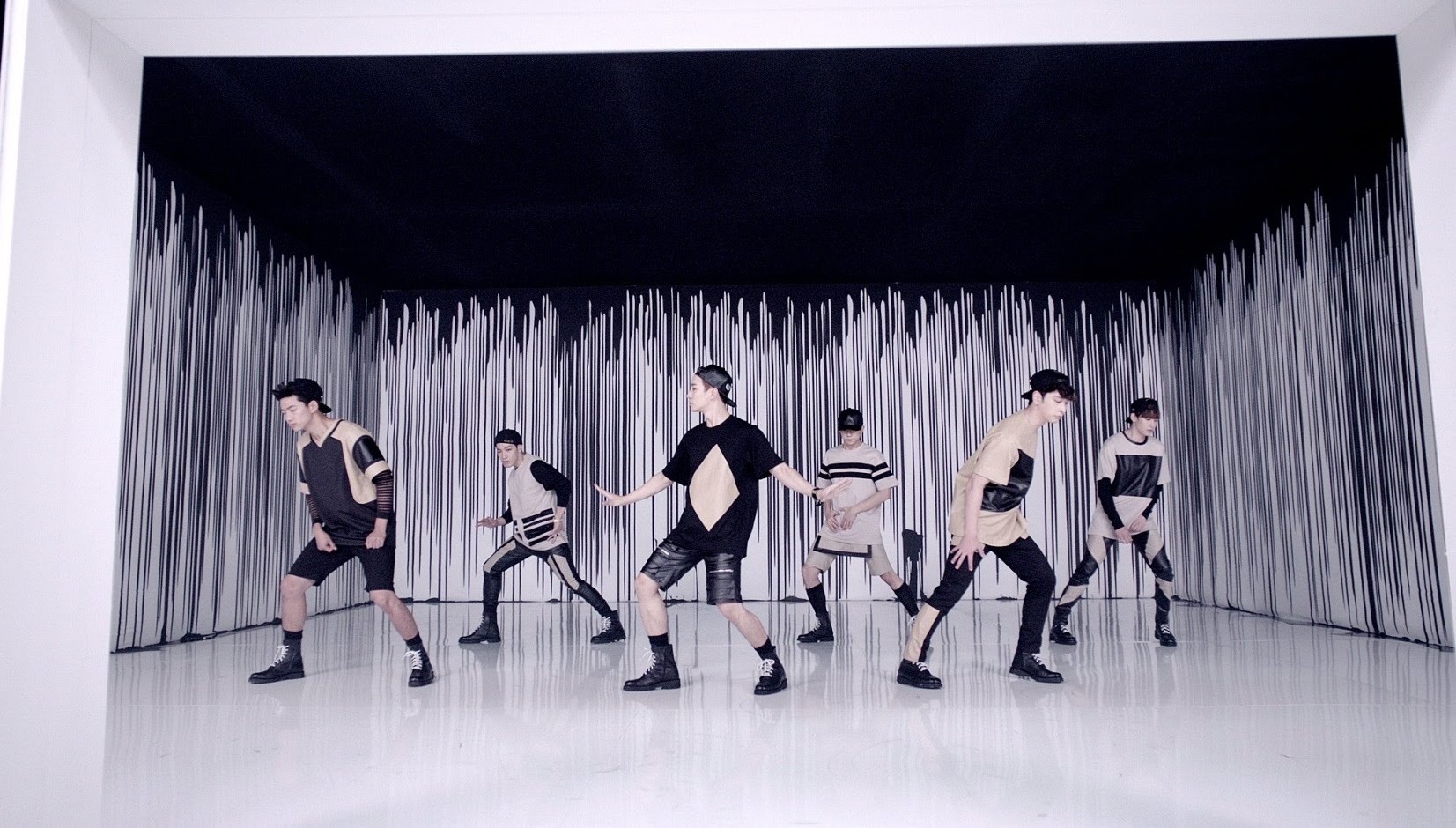 2PM trong MV Higher.