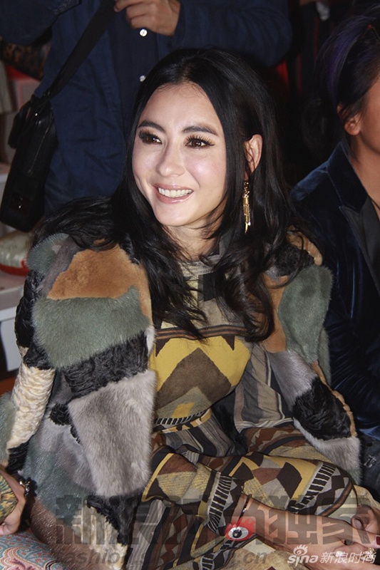 Để ăn ý với trang phục, Trương Bá Chi trang điểm với son nude, kẻ mắt đậm đang là xu hướng của năm, tạo nên nét cuốn hút cho gương mặt. 