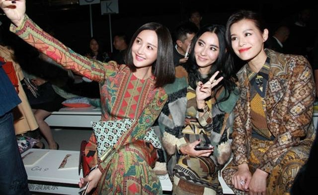 Trương Bá Chi ngồi cùng hàng ghế với người đẹp Trương Hâm Nghệ và Hồ Hạnh Nhi, 3 người đẹp Hoa ngữ tíu tít trò chuyện và chụp ảnh selfie. 