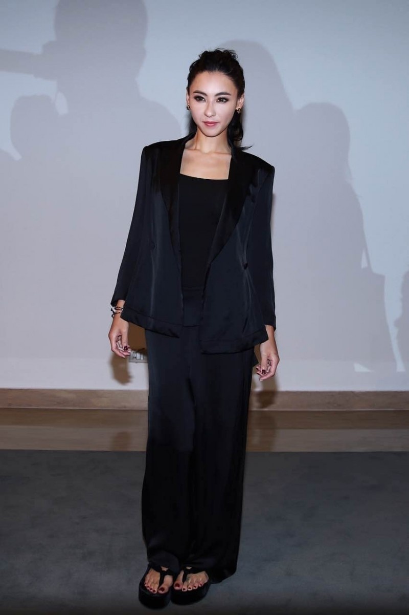 Tuy nhiên, sang tới show của hãng Ports 1961, Trương Bá Chi mất điểm vì kết hợp dép xỏ ngón với trang phục thanh lịch. Cô bị chê diện đồ không tới, kiểu tóc của người đẹp cũng bị nhận xét khiến cô kém sang và già hơn. 