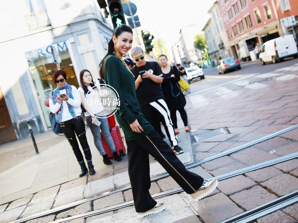 Cũng tại Milan, Trương Bá Chi có set đồ khác được khen ngợi là bộ đồ mang phong cách khỏe khoắn, trẻ trung. 