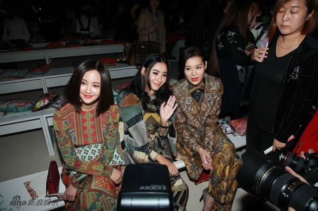 Người đẹp cười nói vui vẻ nhưng không trả lời phỏng vấn.