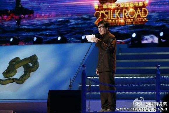 Thành Long khi tuyên bố giải thưởng.