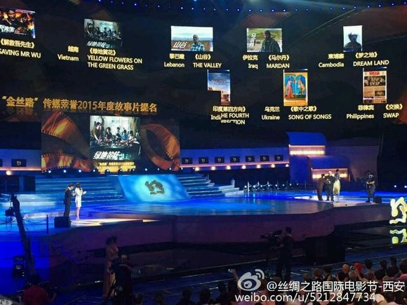 Thành Long trao giải cho Hoa vàng trên cỏ xanh.