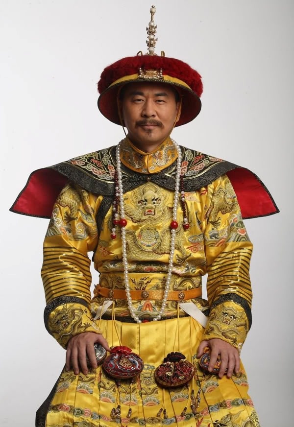 Trần Kiến Bân trong vai Hoàng Đế Ung Chính.