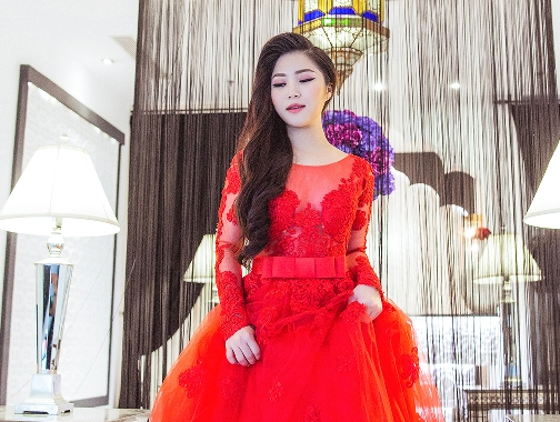 Huong Tram lan dau mac vay cuoi hinh anh