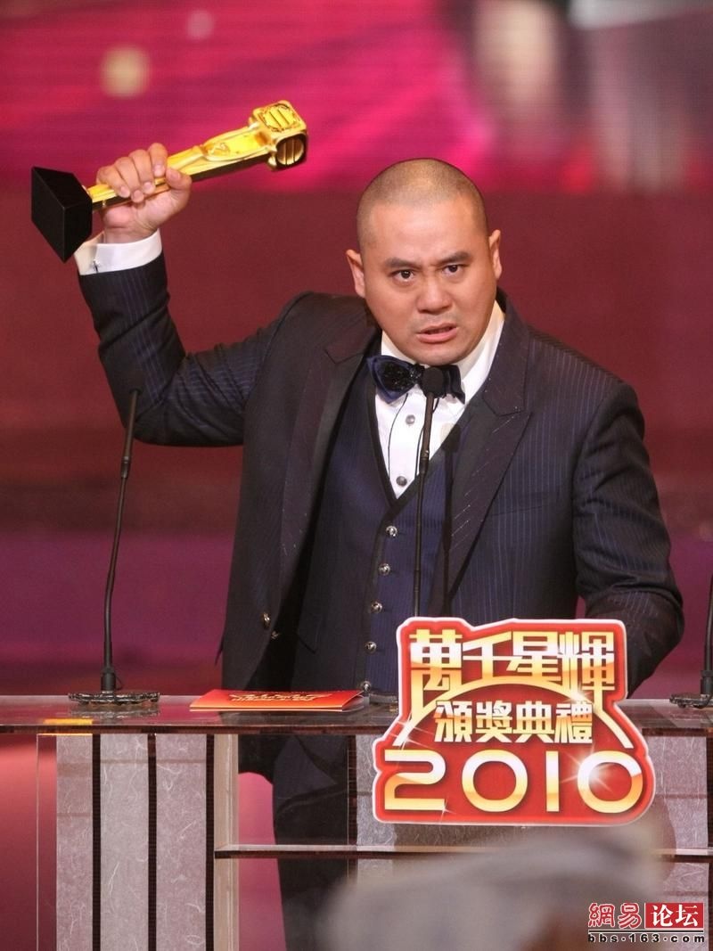 Năm 2010, anh đoạt giải Nam diễn viên phụ xuất sắc nhất tại giải thưởng TVB. Hiện tại, nam diễn viên 1967 cảm thấy hài lòng với những vai phụ, vai dàn bao trên màn ảnh nhỏ TVB